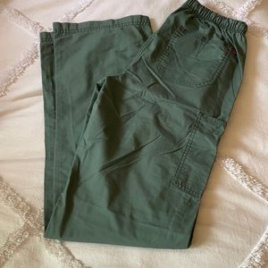 Army green wonderwink cargo scrub pants! Size XST